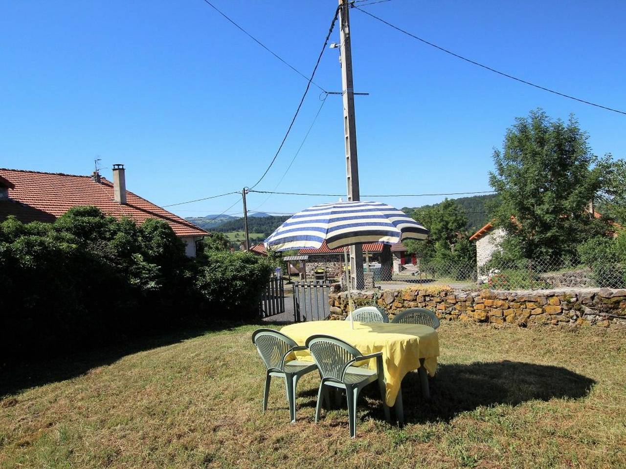 Gîte confortable en hameau calme près du Puy en Velay – 2 chambres, équipement bébé, terrain fermé in Lantriac, Mézenc