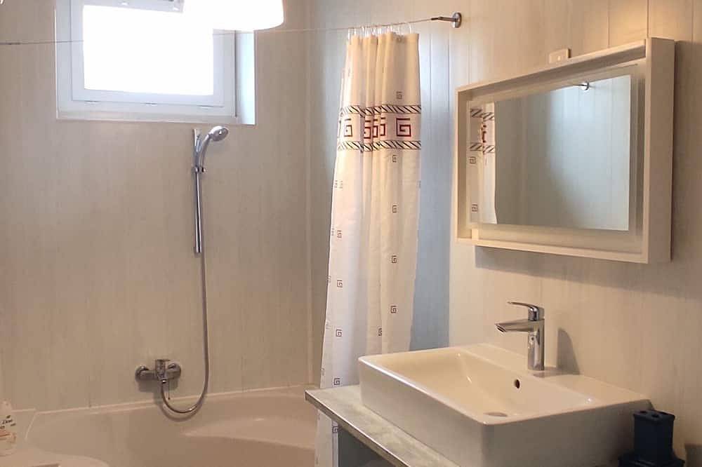 Charming town house in enclosed garden ***, 3 bedrooms, 4 double beds, pets. in Cognac, Charente