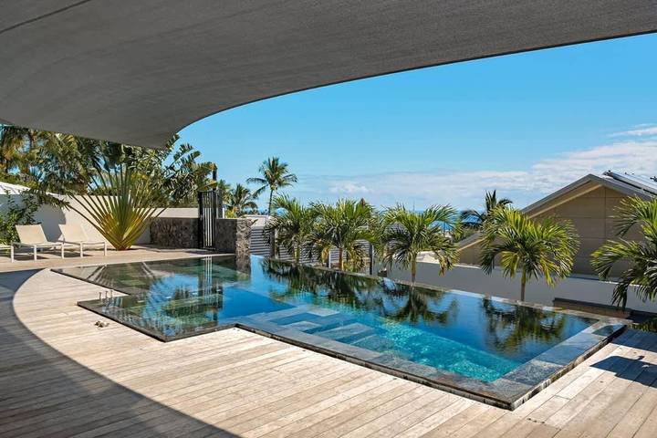 Location de vacances pour 10 personnes, avec terrasse ainsi que jacuzzi et piscine dans Saint-Gilles les Bains - 2