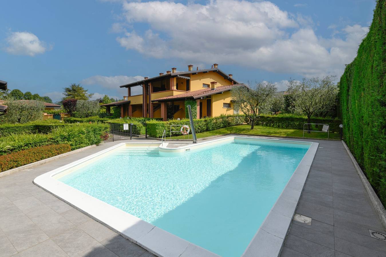 Apartamento entero, Mgh- Garda Bloom Family Stay Manerba in Manerba del Garda, Montañas Garda