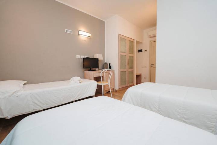 Hôtel pour 3 personnes, avec Balcon et Terrasse ainsi que Jardin et Vue à Petacciato - 3