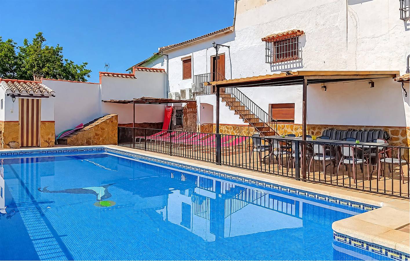 Poolside Paradise: Luxe Apartment with AC, Fire Pit & Grill in Iznájar, Sierras Subbéticas