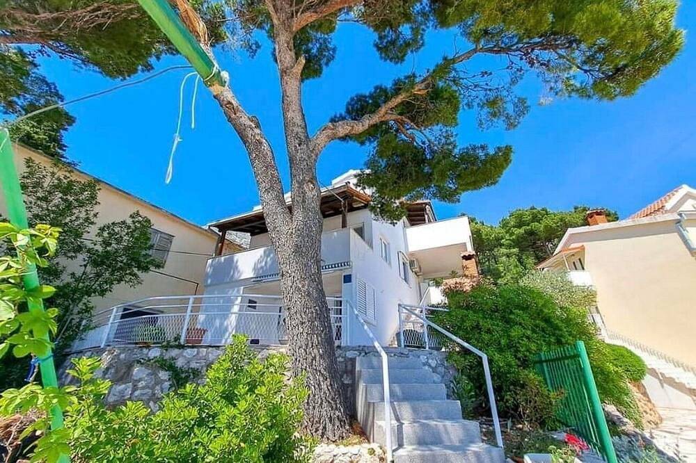 Ganze Wohnung, 1-Zimmer-Ferienwohnung mit Terrasse und Meerblick Medici, Omis in Mimice, Split-Dalmatien