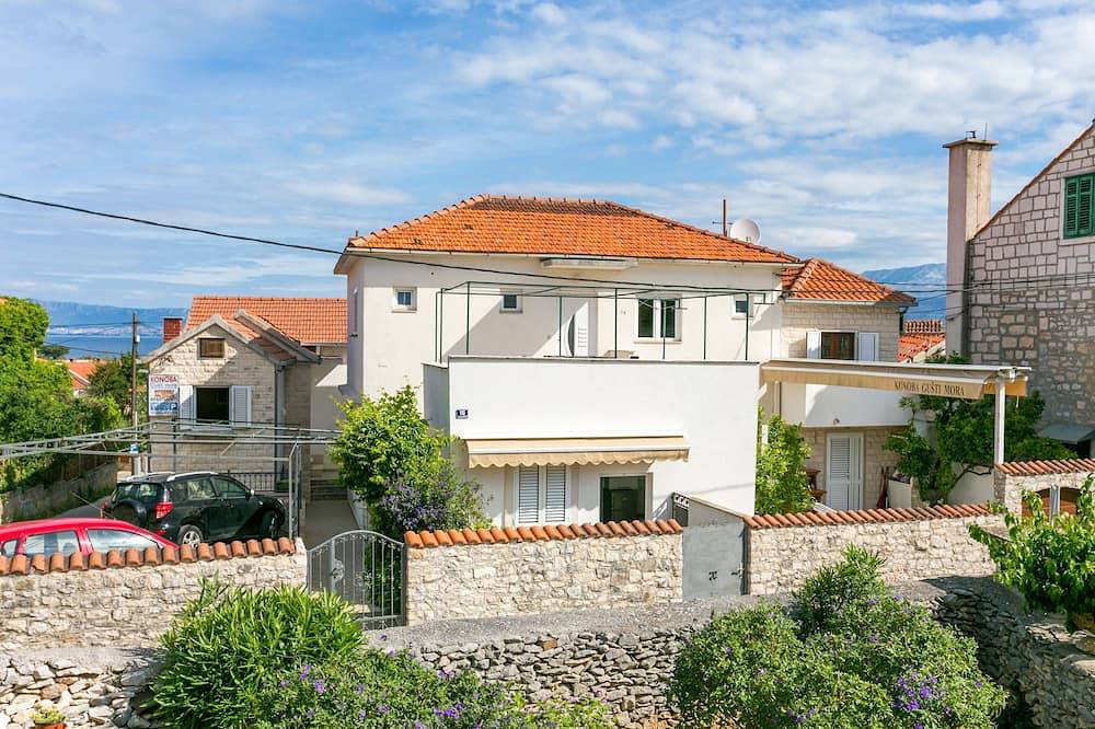 Entire apartment, Studio flat with terrace Supetar (Brač in Supetar, Brac