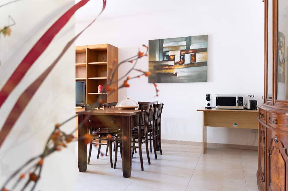 Entire apartment, Strawberry Apartment, by the sea in the center in Mercede, Pivarada