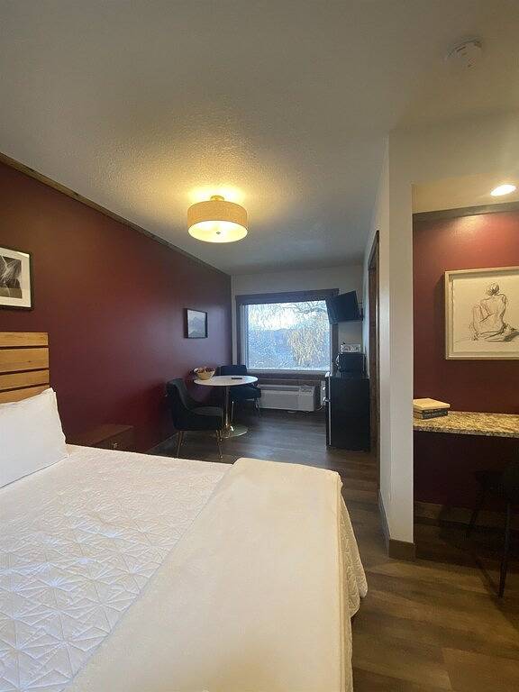 Work & Dine | Free Parking | Simple Comfort in Pierce County (WI)