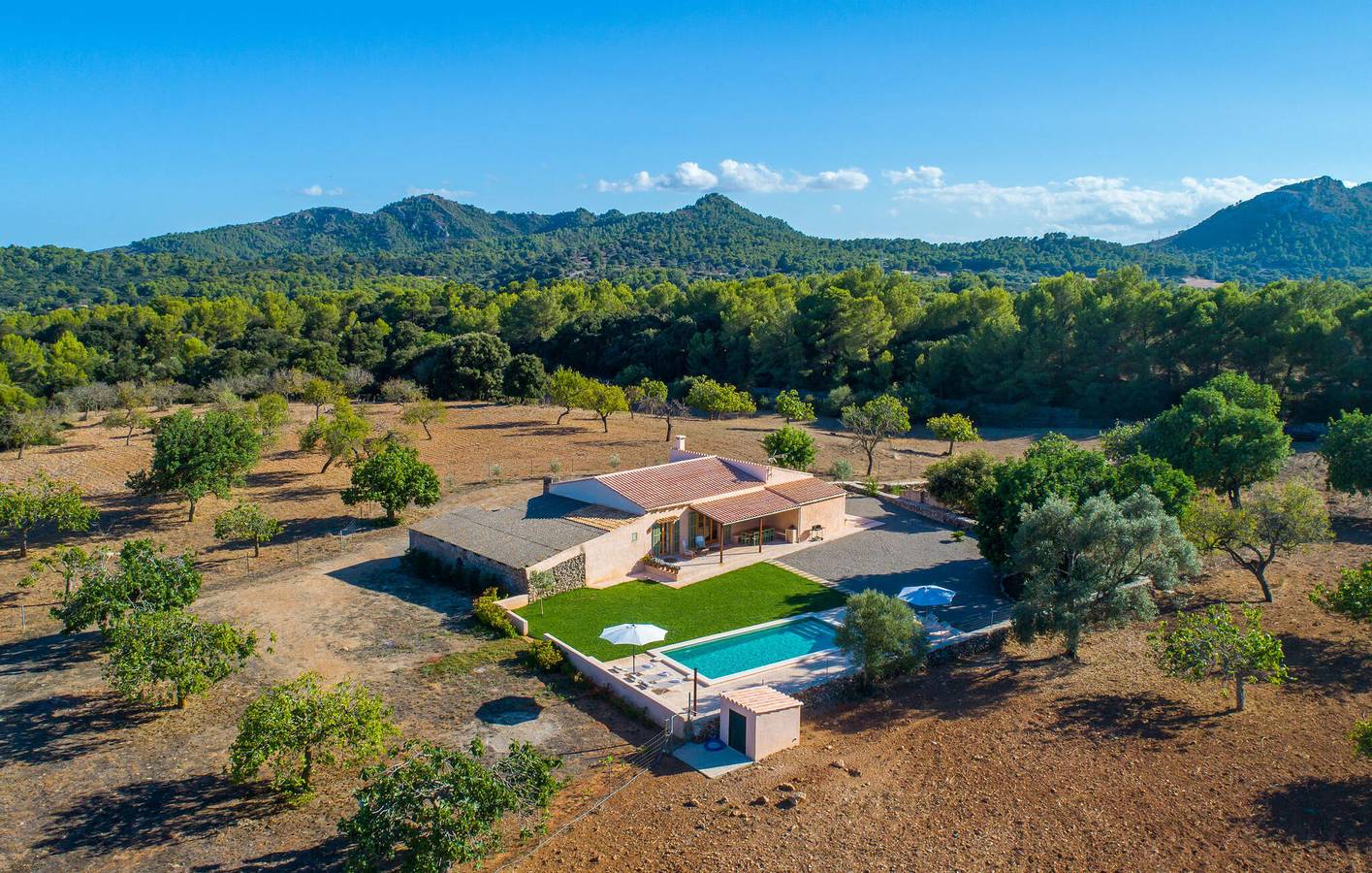 Sonnige Terrasse mit Pool und Meerblick in Son Servera, Mallorca Osten