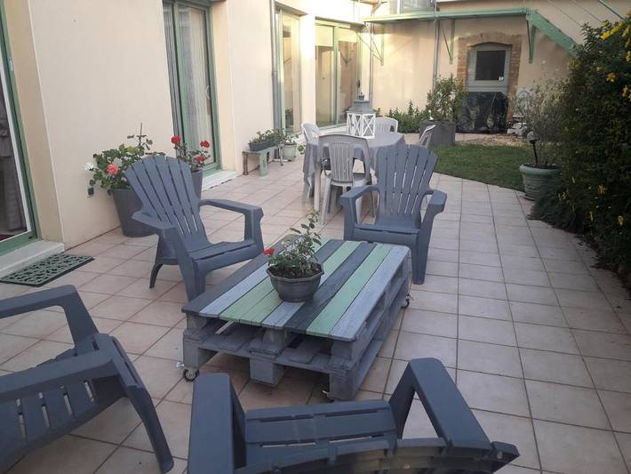Location de vacances pour 2 personnes, avec terrasse ainsi que piscine et jardin à Coulaines - 4
