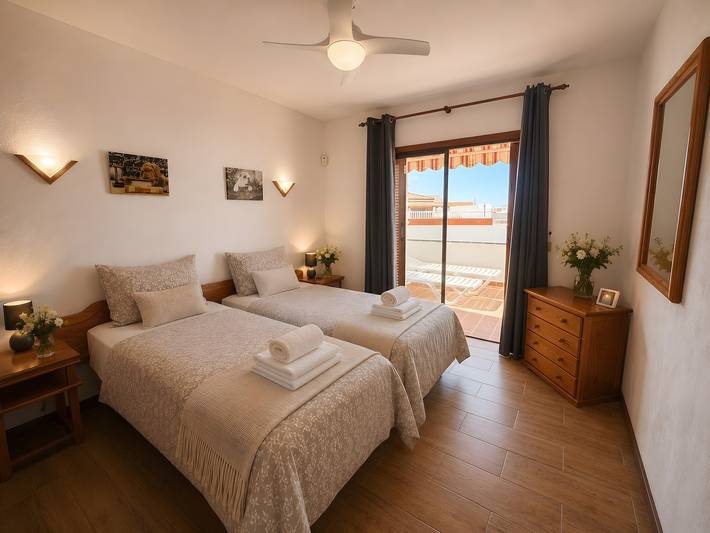 Ganze Wohnung, Ferienwohnung 'Maika's' mit Meerblick, Gemeinschaftspool und WLAN in San Eugenio Alto, Adeje