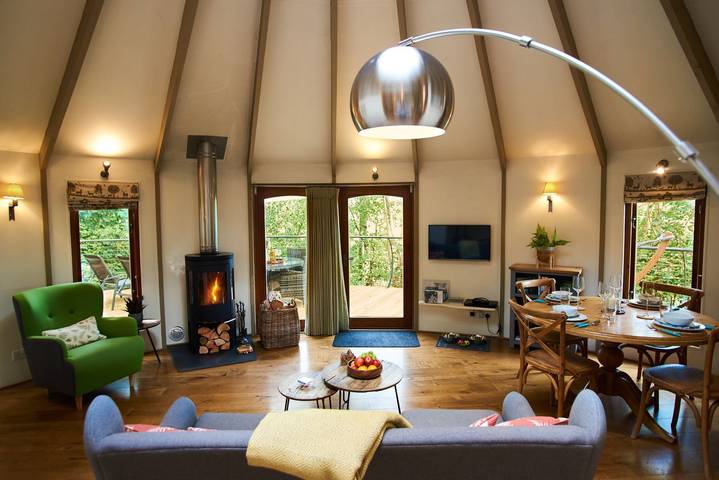 Tree house for 5 people, with balcony/terrace in Dittisham