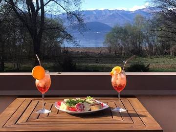Gîte pour 3 personnes, avec piscine et vue sur le lac ainsi que vue et terrasse dans Ispra