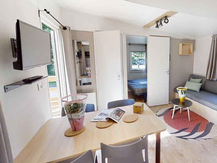 Camping Les Vernières - Bungalow 4 personen - Bungalow Confort 29m² (2 Zimmer) Überdachte Terrasse 13m² + Tv in Malbo, Region Saint-Flour