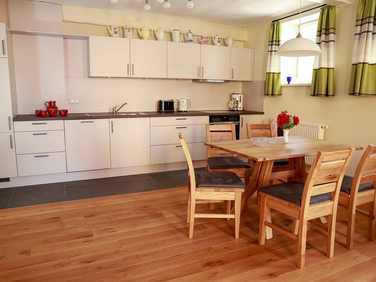 Ganze Wohnung, Ferienwohnung Kammer" mit privater Terrasse, Gemeinschaftsgarten und Wlan in Iphofen, Fränkisches Weinland