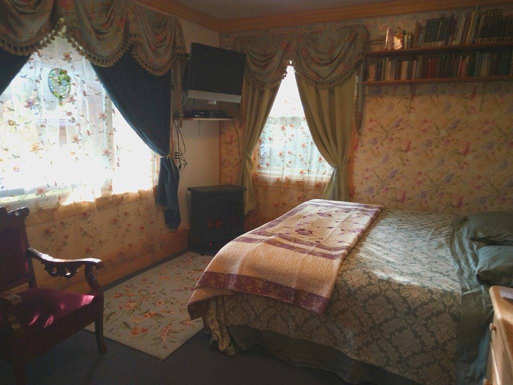 Victorian Room @ Hungry Moose Bed and Breakfast in Kenai Peninsula