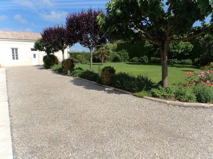Gîte pour 4 personnes, avec jardin ainsi que terrasse et piscine à Saint-Bonnet-sur-Gironde