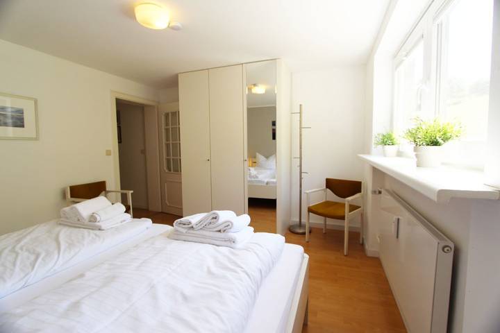 Ganze Wohnung, Gemütlich eingerichtete Ferienwohnung mit drei Zimmern in ruhiger Lage in Wenningstedt, Sylt
