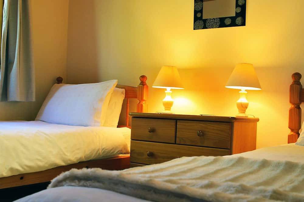 Hideaway Pine Cabin With Great Sea Views In Peaceful Location in Boscastle, Pentire Point - Widemouth