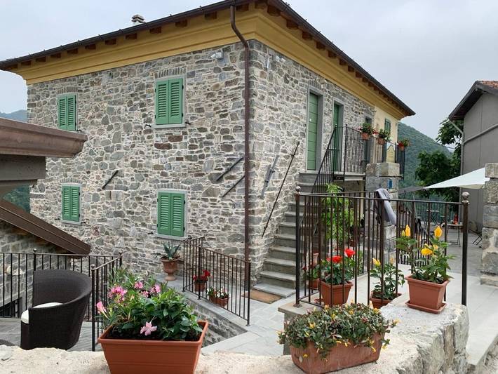 Appart’hôtel pour 2 personnes, avec Terrasse et Jardin ainsi que Piscine et Vue à Borgo Val di Taro