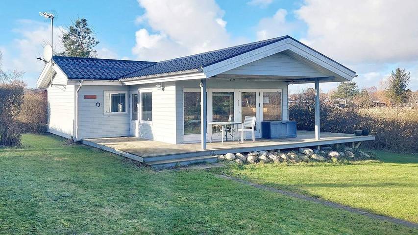 Ferieudlejning for 7 personer, med terrasse i Enø