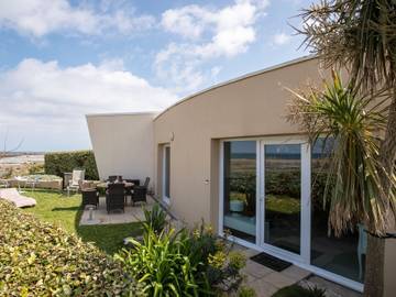 Gîte pour 2 personnes, avec terrasse et jardin dans Plage de Kerfissien