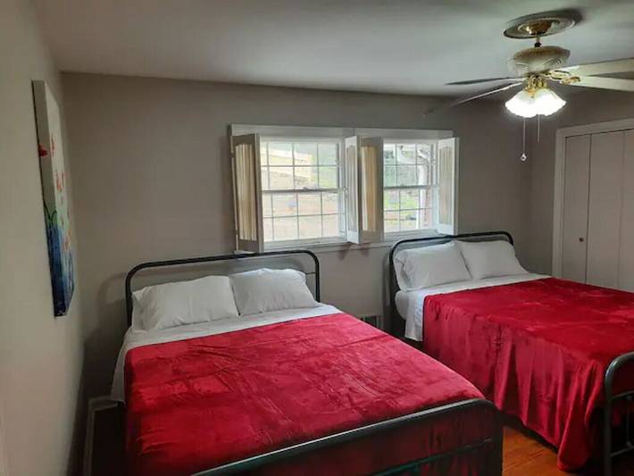 Vacation rental for 30 people, with terrace and yard in East Point