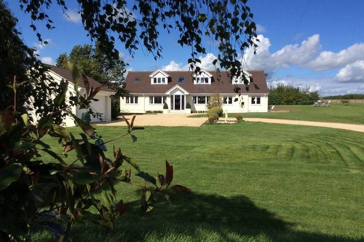 Vacation rental for 10 people, with balcony and yard in Dorset