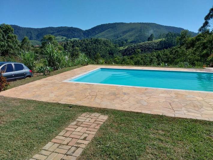 Casas e apartamentos de temporada para 10 pessoas, com balcão e vista e ainda piscina and jardim em Nazaré Paulista