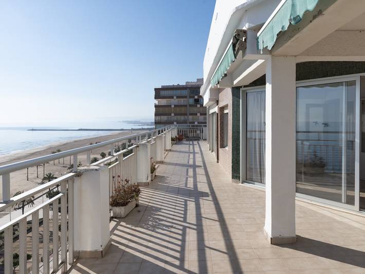 Ganze Wohnung, Familienwohnung am Strand mit Pool, Parkplatz und WLAN in Cullera in Platja de Sant Antoni (Cullera), Cullera