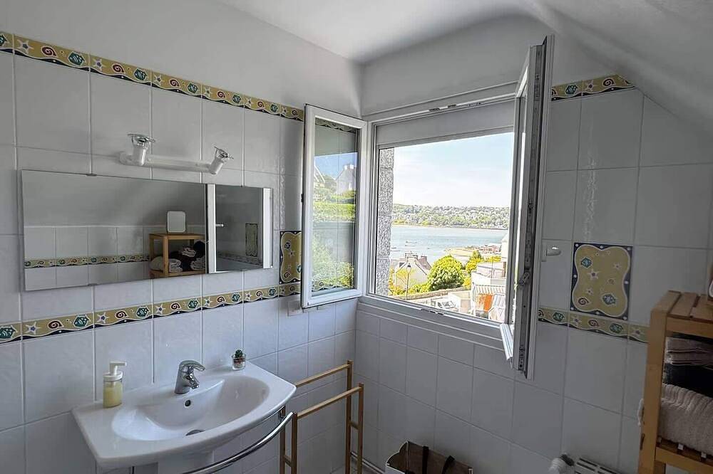 Charme et nature en baie de Morlaix, vue mer et sentier côtier in Plouezoc'h, Ceinture Dorée