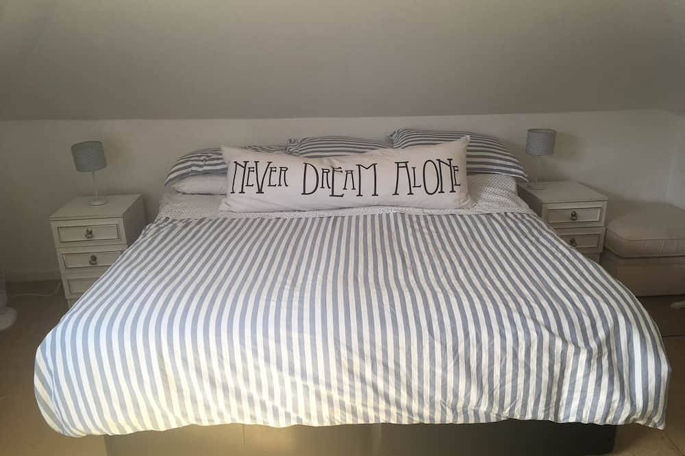 Sandbanks Holiday Home Poole  5 minutes walk to the  Beach\nsleeps 8/9 in Sandbanks, Poole