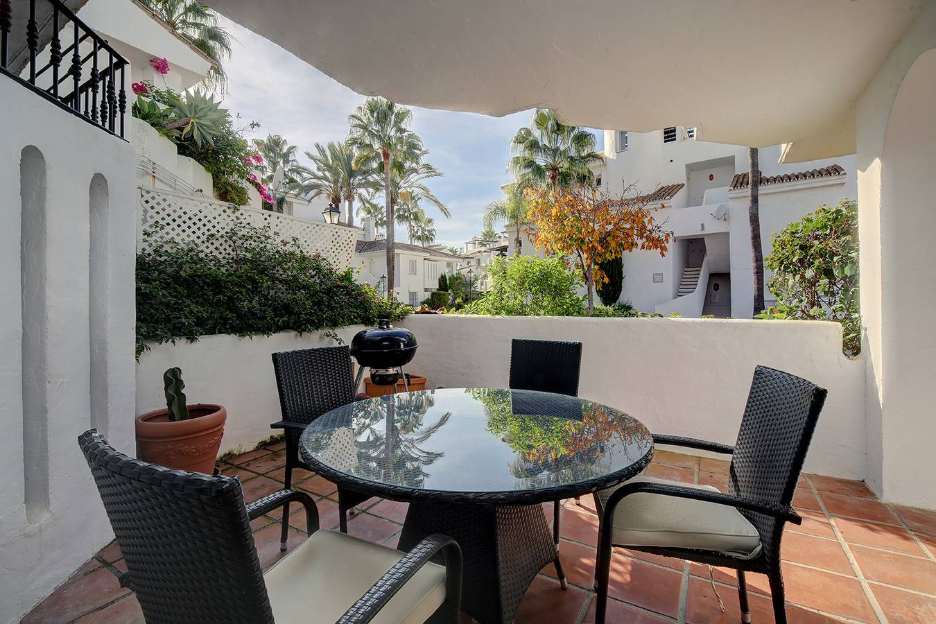 Entire apartment, Apartment 'Beautiful Newly Renovated 3 Bedroom' with Mountain View, Wi-Fi and Air Conditioning in Nueva Andalucia Golf Valley, Marbella