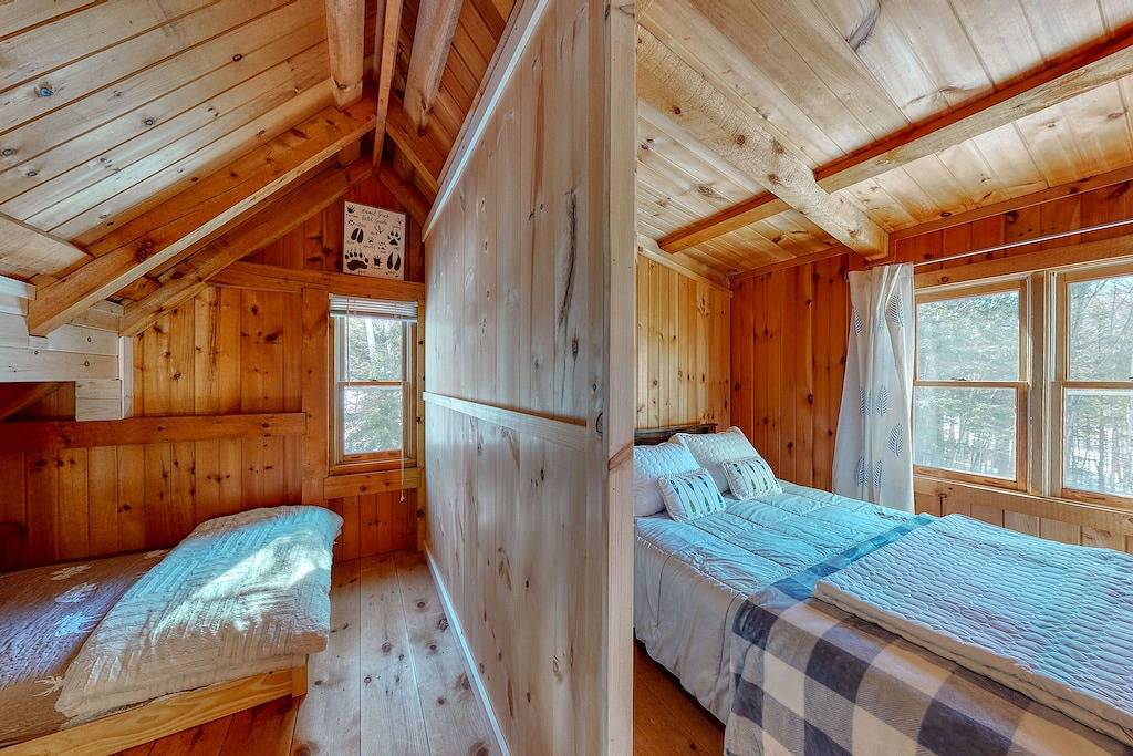 Cozy woodsy Cabin w/ a Deck, Firepit, Gas Grill, Free Wifi, & Full Kitchen in Moosehead Lake