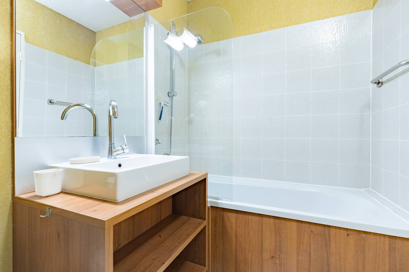 Appartement entier, Le Cosy Vignes - Piscine partagée in Azille, Région de Carcassonne