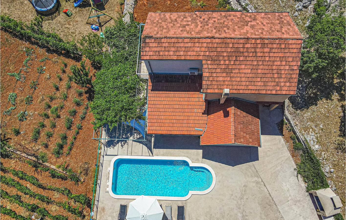 Gemütliche Wohnung mit Pool, Terrasse, WLAN und Klimaanlage in Šibenik-Knin