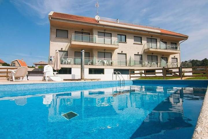 Appart’hôtel pour 4 personnes, avec vue ainsi que jardin et piscine