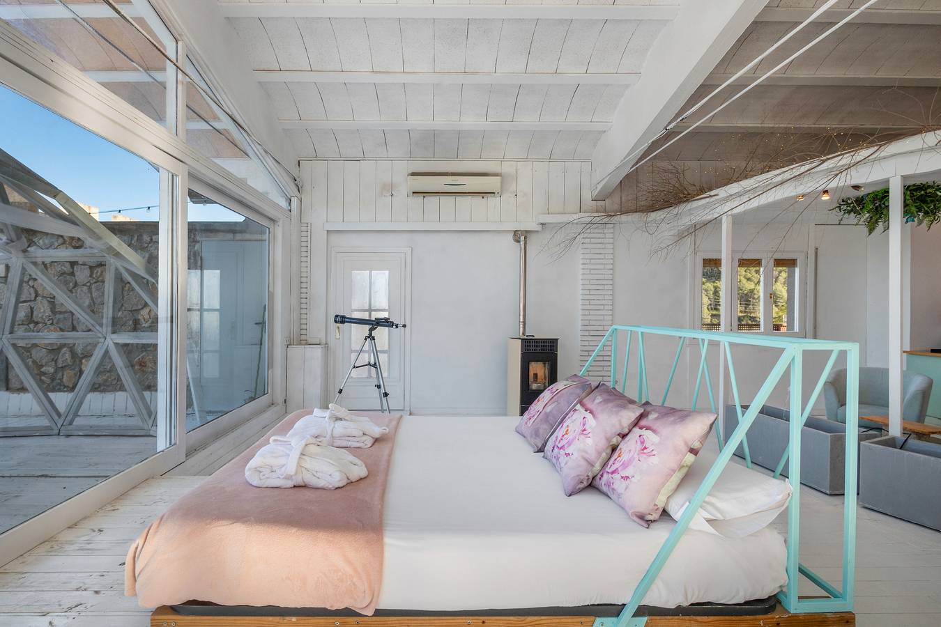 Apartamento entero, Apartamento 'Suite Mirador De Les Estrelles' con vistas a la montaña, Wi-Fi y aire acondicionado in Canyelles (Barcelona), Garraf