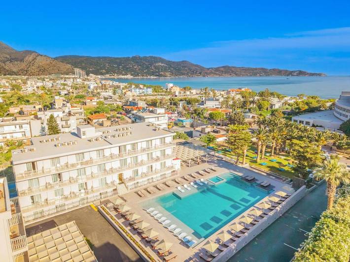 Hôtel, avec Balcon et Terrasse ainsi que Jardin et Piscine