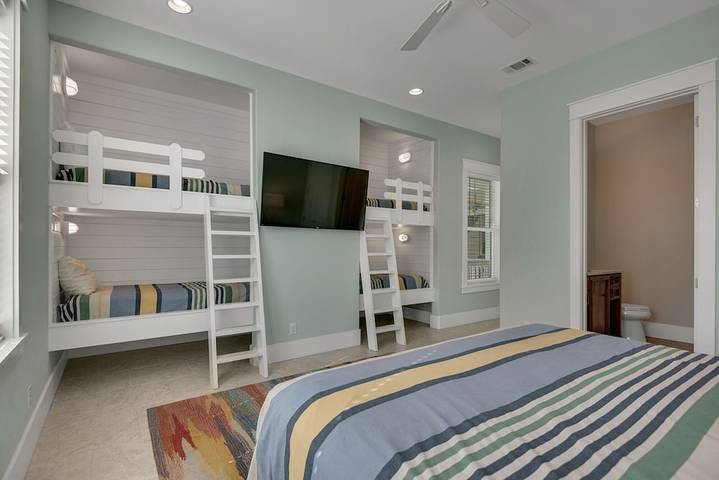 Vacation house for 31 people, with yard and balcony, with pets the Florida Panhandle