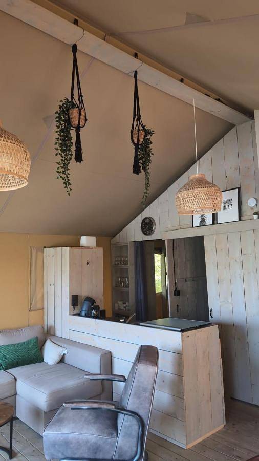 Luxe Safaritent in Grou in Nationaal Park De Alde Feanen