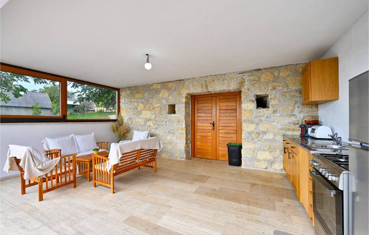 Geräumige 130 m² große Wohnung mit Pool, Terrasse und Garagenstellplatz in Visoko, Varazdin