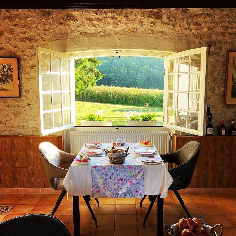 Sans Souci Bed and Breakfast with Luxe Heated Pool in Luzillé, Région de Tours