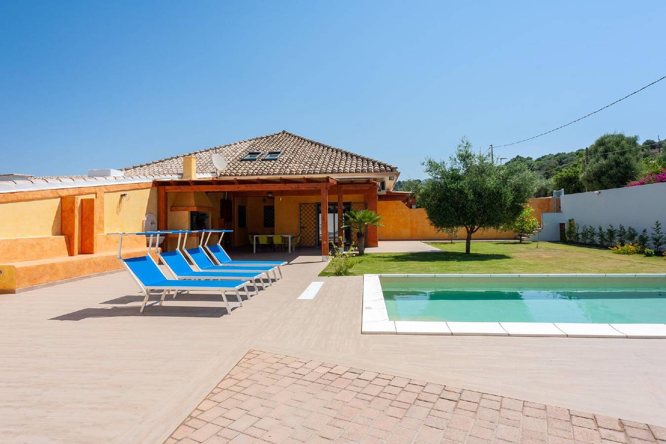 Villa Chloe, wenige km von Cagliari entfernt, mit privatem Pool, Garten, Rasen. in Capitana, Cagliari Provinz
