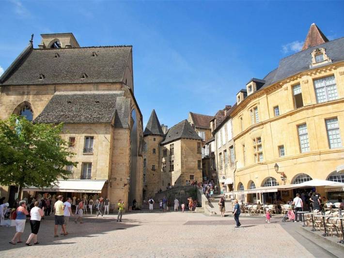 Location de vacances pour 5 personnes, avec piscine ainsi que jardin et terrasse à Coly