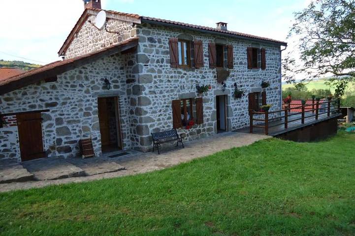 Gîte pour 8 personnes, avec jardin et terrasse, animaux acceptés à Laprugne
