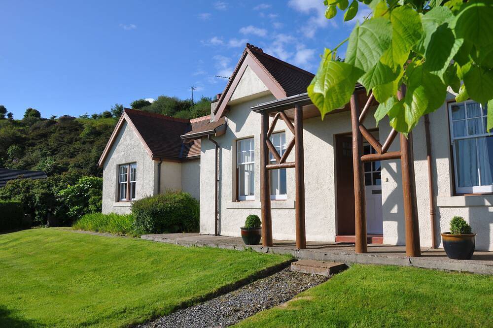 Lochside Cottage With Sea Views in Argyll & Bute
