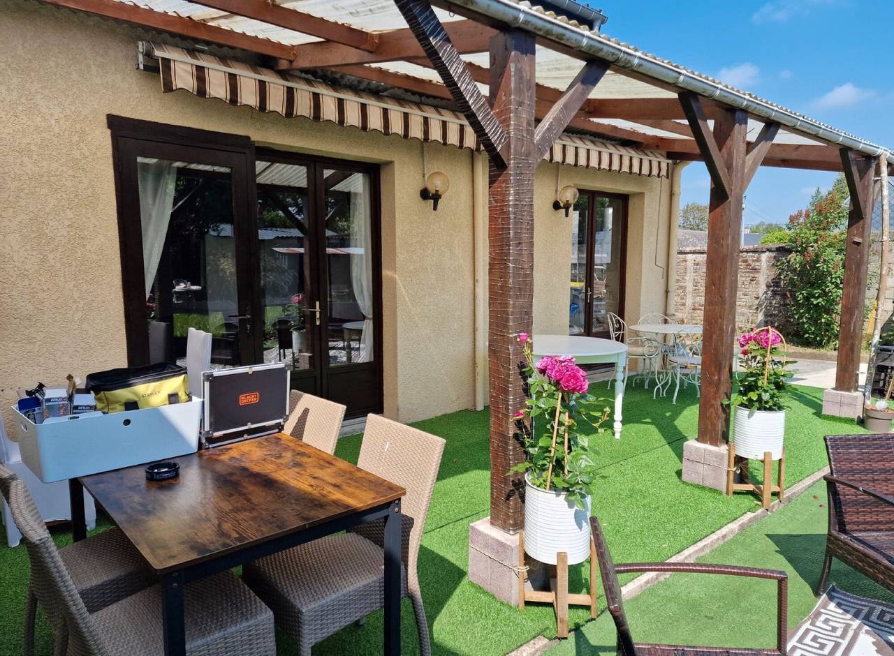 Guesthouse 'La Petite Auberge' with Wi-Fi in Canaples, Amiens region