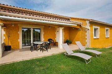 Gîte pour 10 personnes, avec jardin et terrasse à Lapalud