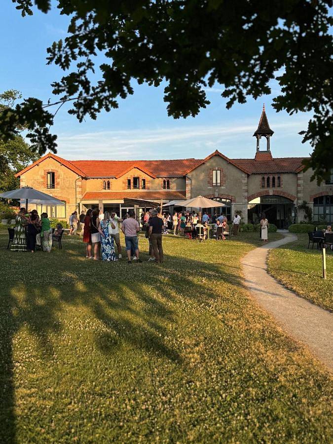 Hôtel pour 32 personnes, avec piscine ainsi que vue et jardin, animaux acceptés à La Mothe-Achard