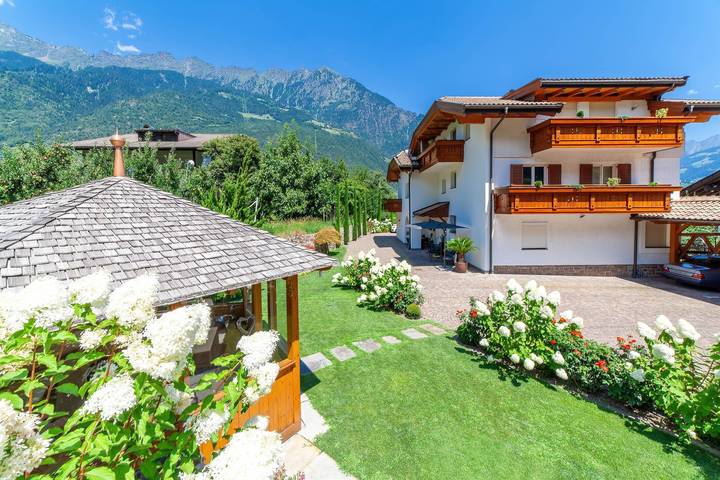 Appartamento intero, Appartamento "Tratter 3°" con vista montagna, giardino comune e Wi-Fi in Lagundo, Gruppo Ortles-Cevedale