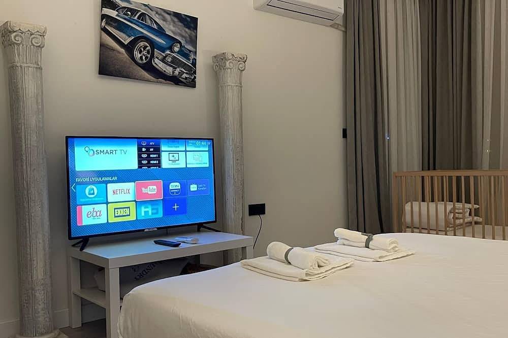Entire apartment, Spacious in Central; Beaches 500meters, 3Bedrooms + 1Living Room in Antalya, Antalya Province